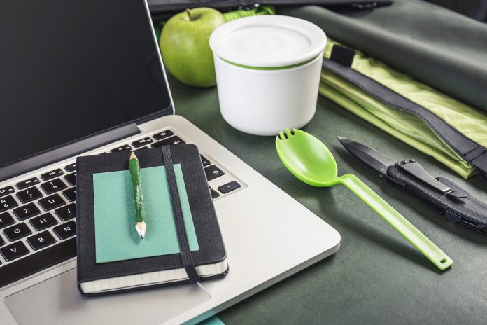 Ordinateur portable, carnet de notes et couteau de poche sur la table